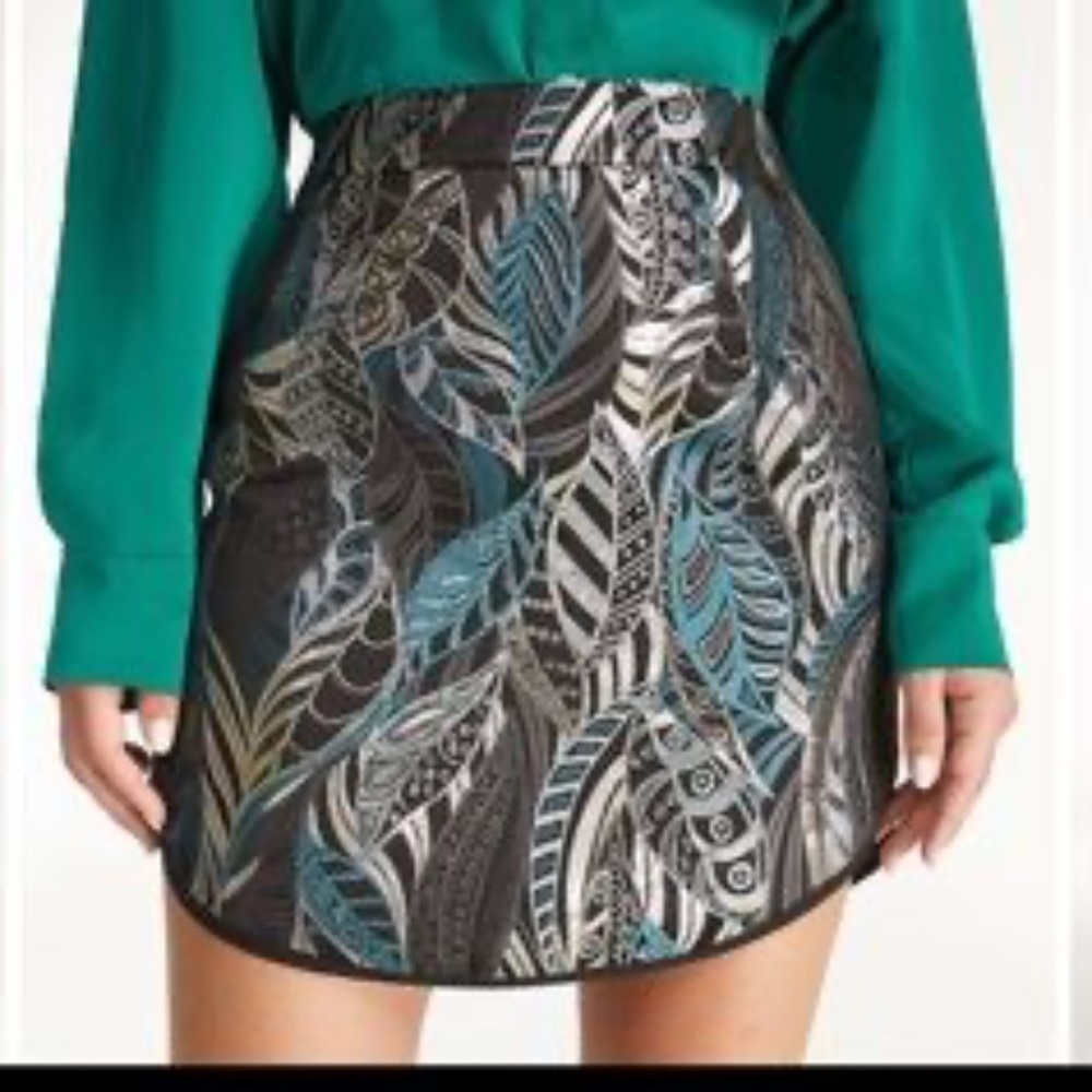 Commense metallic Leaf print curved hem mini skirt measures as S New